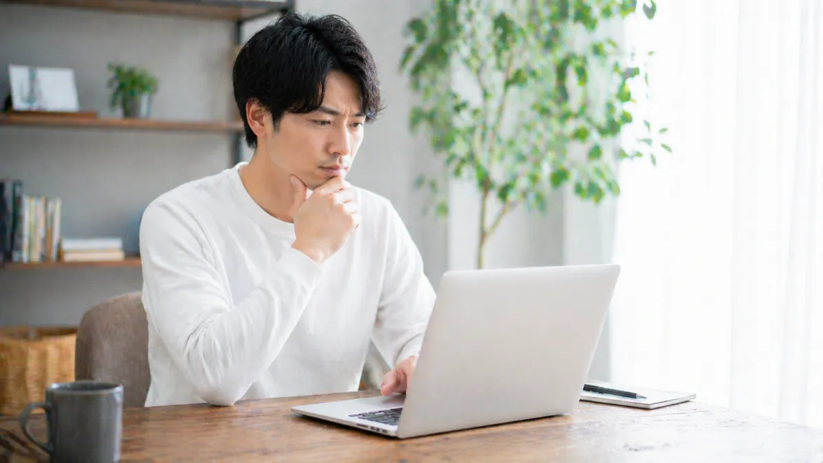 ヒゲ脱毛クリニックを比較検討する男性