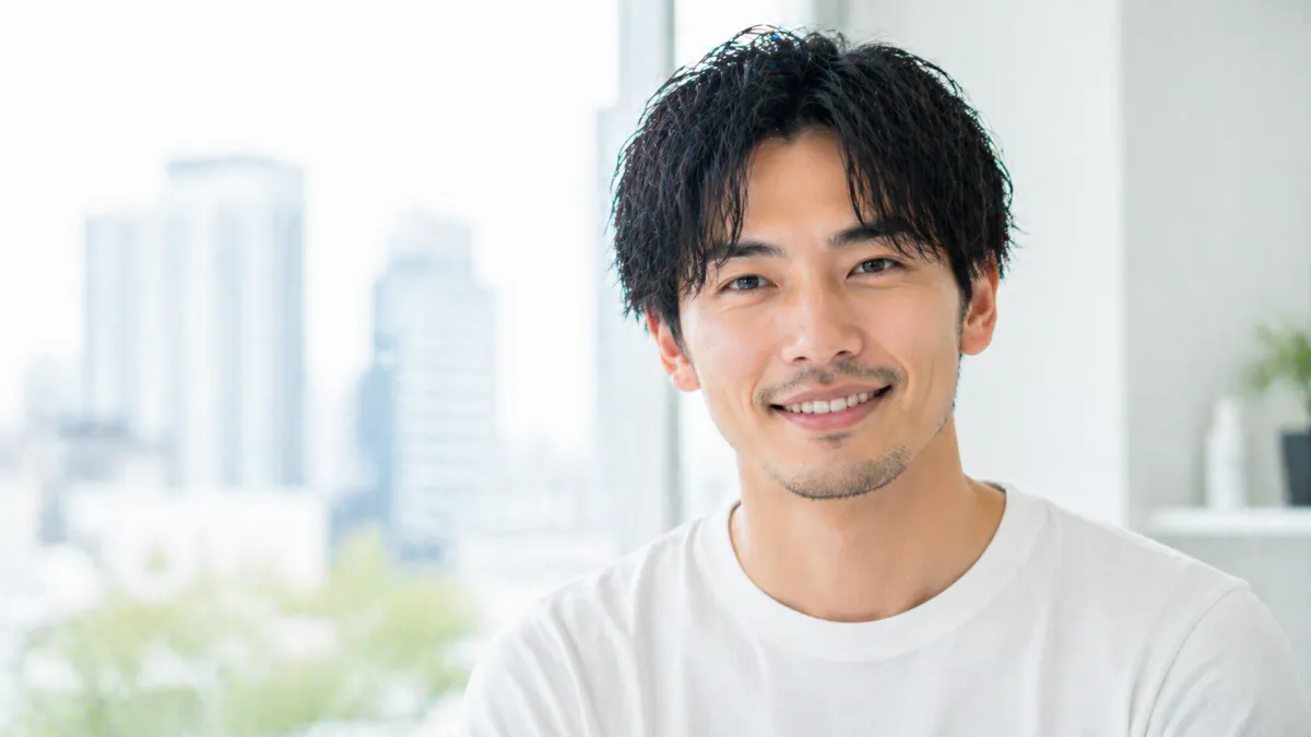 ヒゲ脱毛おすすめクリニックを比較する男性