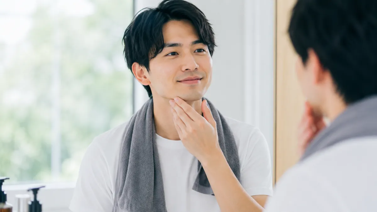 自分に合うヒゲ脱毛クリニックを探す男性