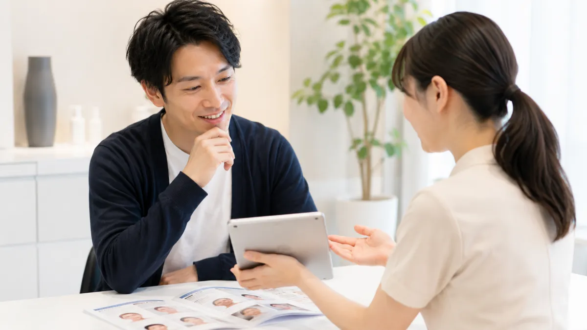 ヒゲ脱毛の無料カウンセリングを受ける男性