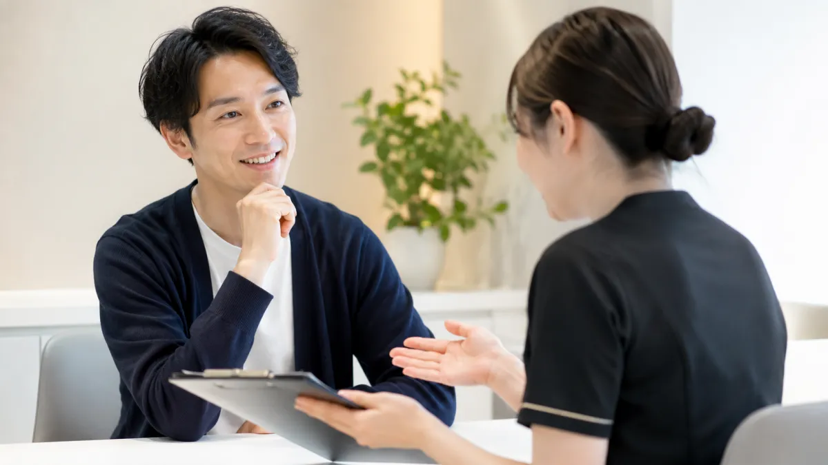 ヒゲ脱毛の都度払いについて相談する男性